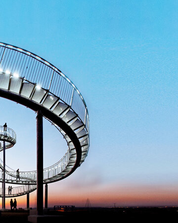 Tiger & Turtle – Magic Mountain in Duisburg in the Metropole Ruhr as a walkable landmark sculpture with looping steel structure.