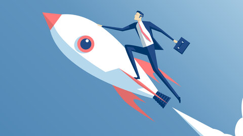 Eine Computergenerierte Illustration von einem Geschäftsmann im Anzug mit einer Aktentasche, der sich an einer fliegenden Rakete im Himmel festhält.