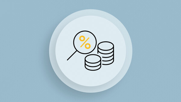 Symbolic image showing a magnifying glass with a percentage sign in the centre, next to two stacks of coins.