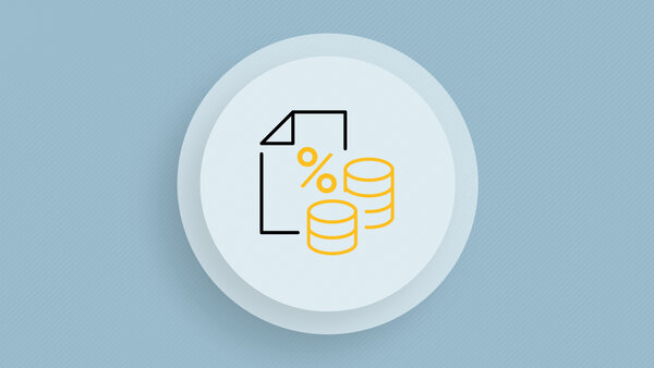 Symbolic image showing two stacks of coins, next to a percent sign and a sheet of paper.