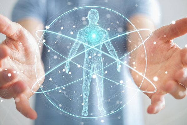 Eine grafische Darstellung, bei der zwei Hände eine holografische Darstellung einer menschlichen Figur mit umgebenden Linien und Punkten halten.