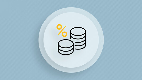 Symbolic image showing two stacks of coins with a percent sign next to them.